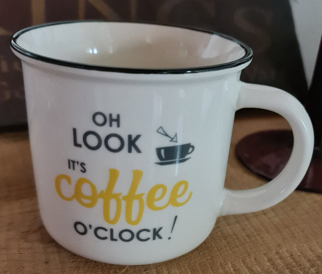 Kaffeebecher, Keramik mit Beschriftung "Oh look, it's coffee o' clock" - British Moments