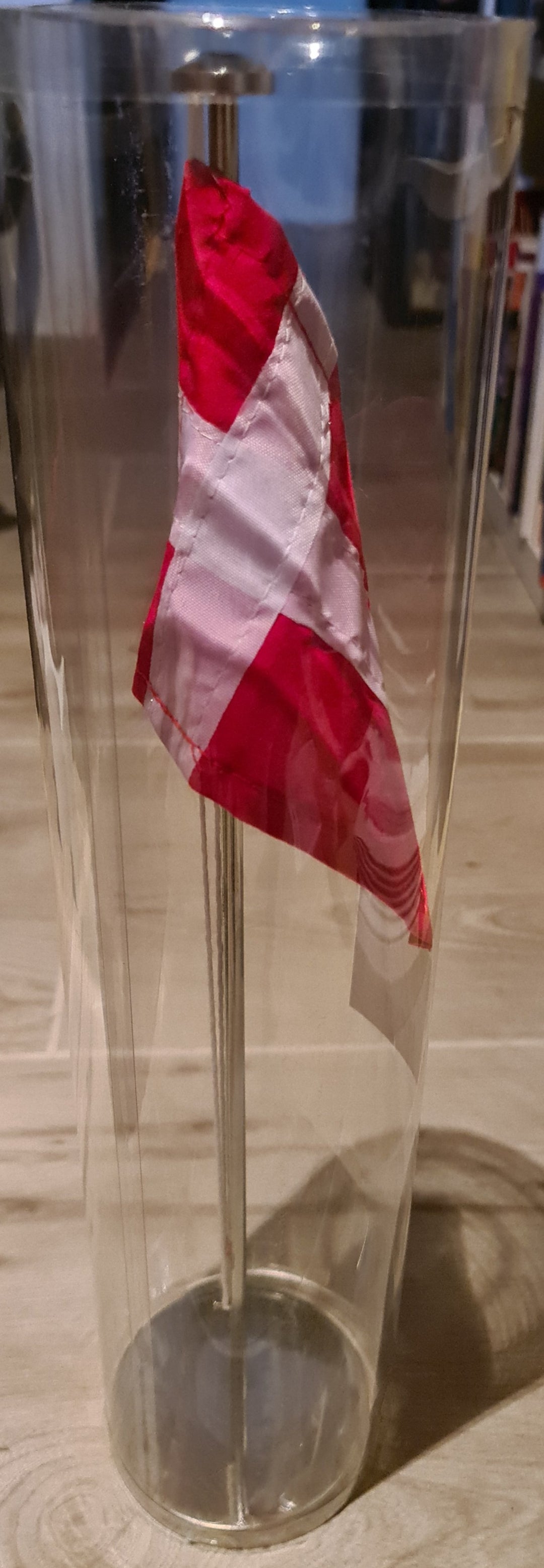 Dänemark-Flagge mit edlem Metallfuß, ca 40 cm hoch - British Moments / Fernweh-Kaufhaus