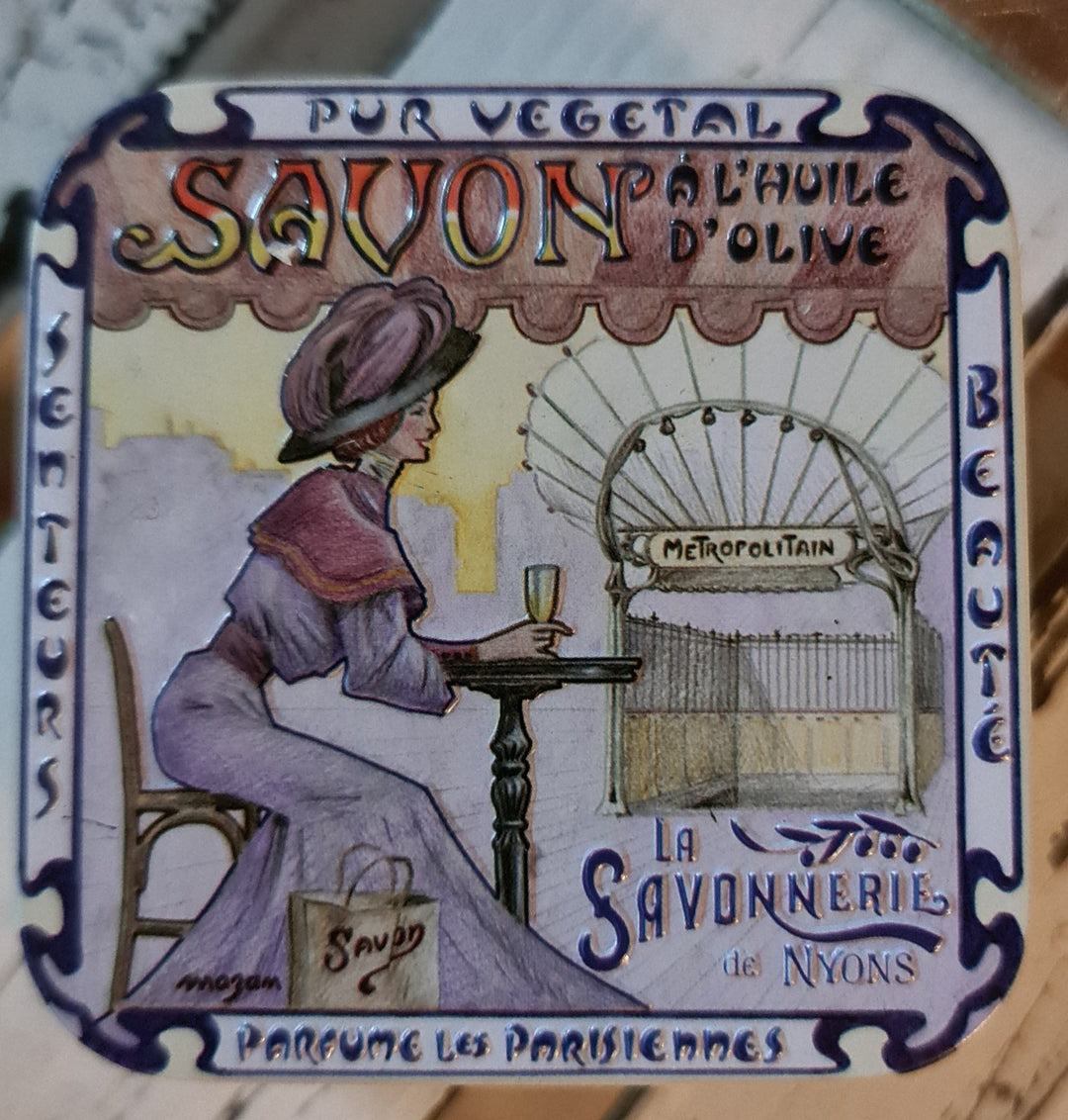 La Savonnerie, parfümiertes Seifenstück in dekorativer Blechdose, 100 gr - British Moments / Fernweh-Kaufhaus