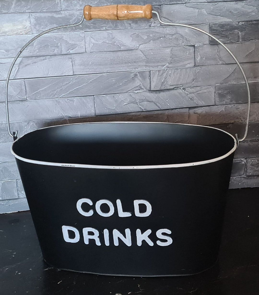 Eimer (Getränke-Kühler) , Blech, mattschwarz mit Beschriftung " Cold Drinks ". Shabby Look - British Moments / Fernweh-Kaufhaus