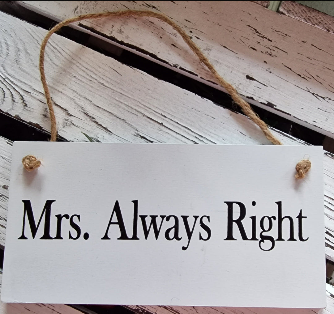 Holzschild "Mrs.Always Right", mit Jute Aufhänge-Kordel.