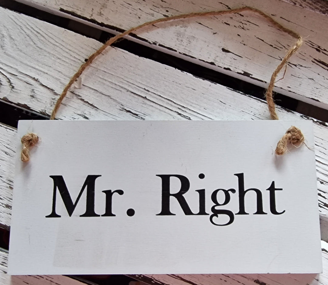 Holzschild "Mr. Right", mit Jute Aufhänge-Kordel.