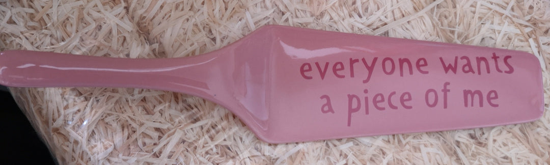 Tortenheber , rosa, Porzellan , mit Beschriftung "Everyone wants a piece of me" - British Moments