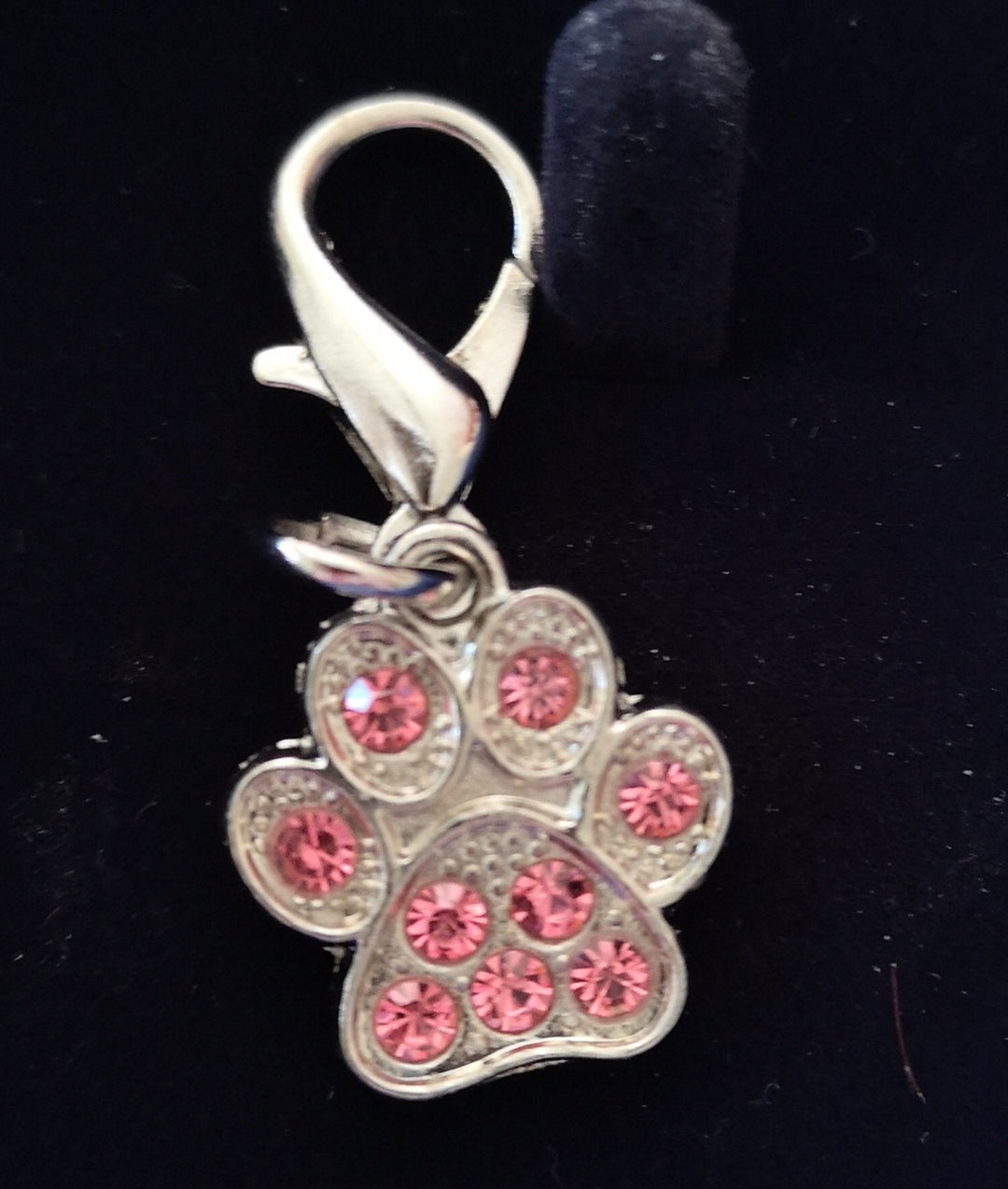 Hunde Halsband Charms von "Pooch Couture" , Modeschmuck, Motiv "Pfote mit pinken Glassteinchen" - British Moments