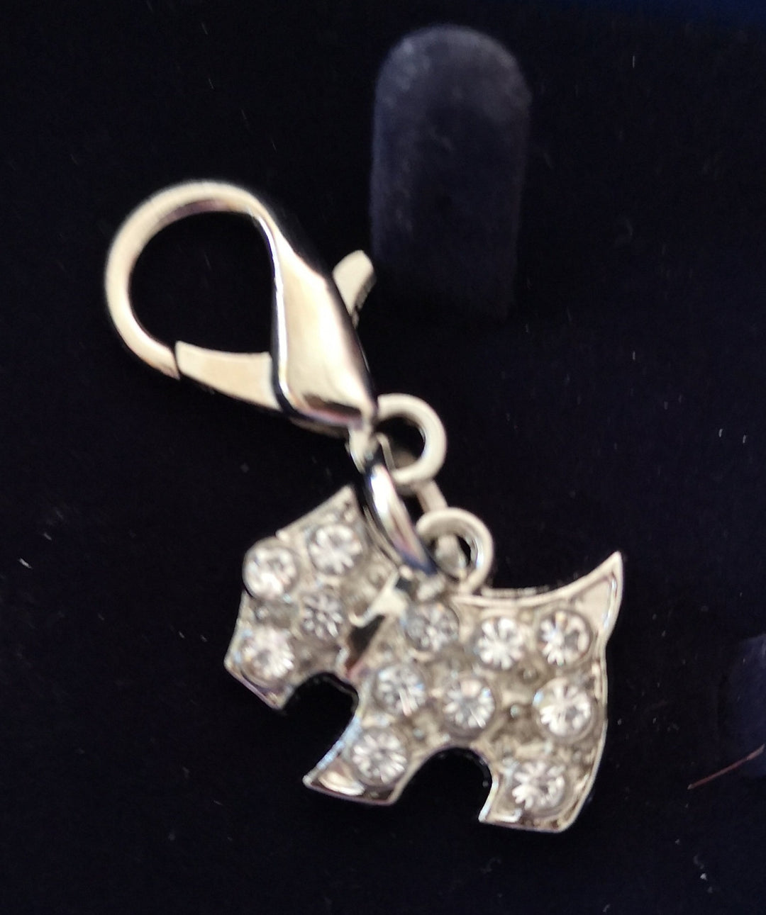 Hunde Halsband Charms von "Pooch Couture" , Modeschmuck, Motiv "Kleiner Hund mit Glassteinchen" - British Moments