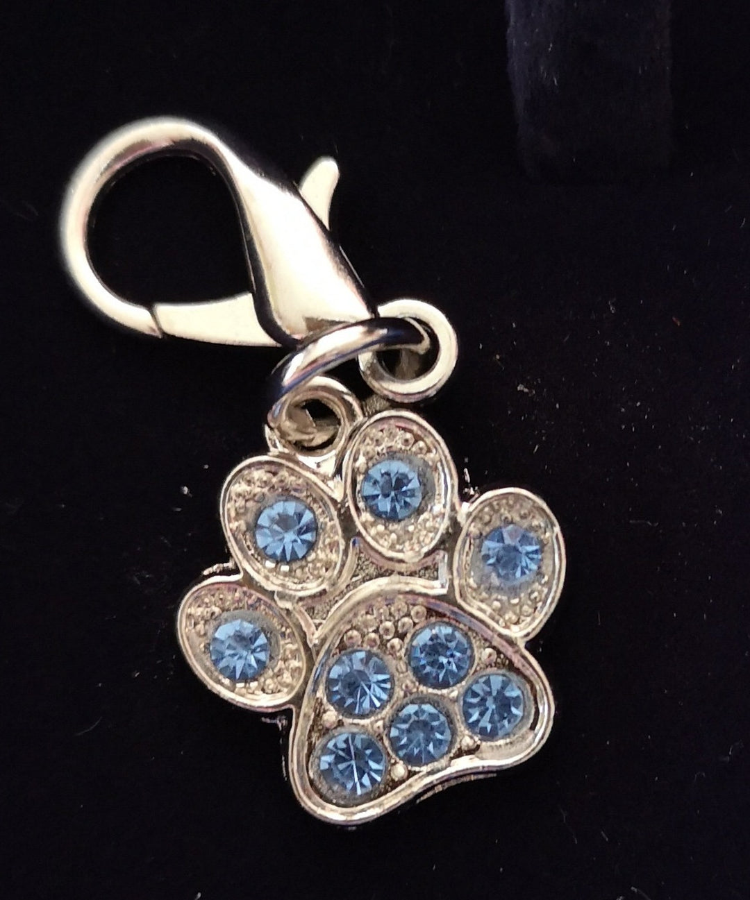 Hunde Halsband Charms von "Pooch Couture" , Modeschmuck, Motiv "Pfote mit blauen Glassteinchen" - British Moments