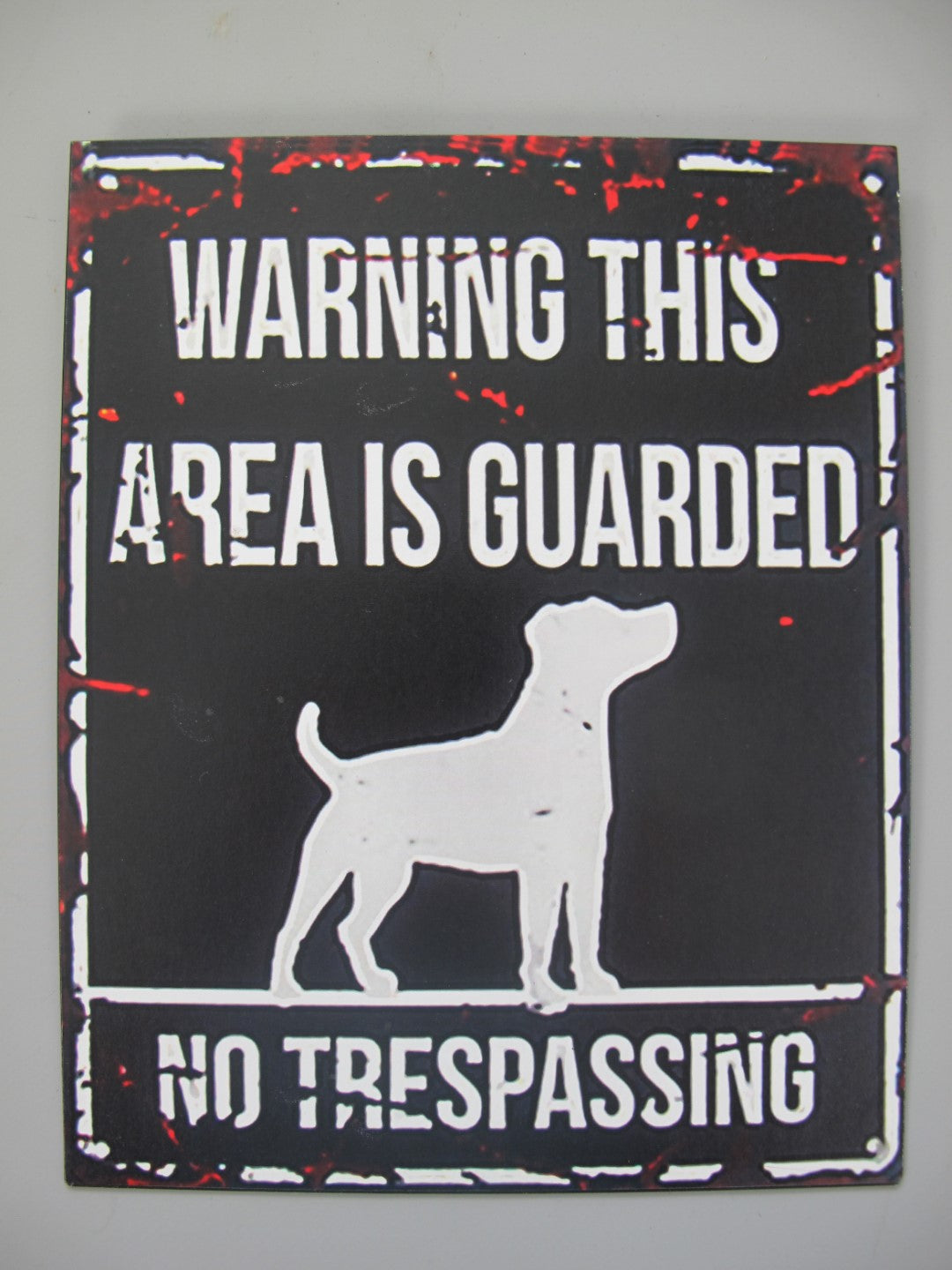 Wandschild mit Hundemotiv , Blech ca .25 cm x 20 cm "Warning. This area is guarded. No trespassing" - British Moments