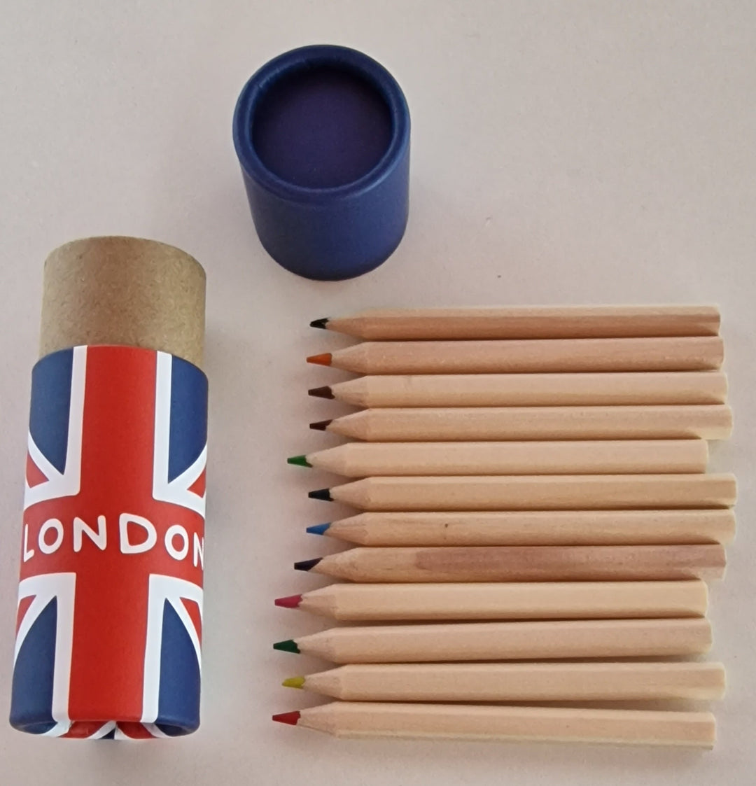 Bleistiftdose mit 12 Buntstiften Union Jack Design und Schriftzug " LONDON"
