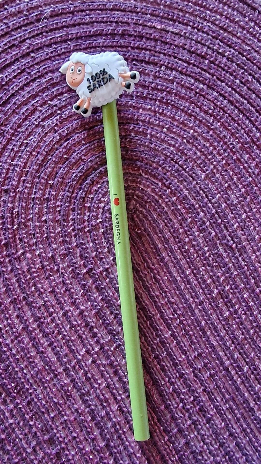 Bleistift für Sardinien Fans . Grün mit Beschriftung "I love Sardegna "und Schaf Spitze