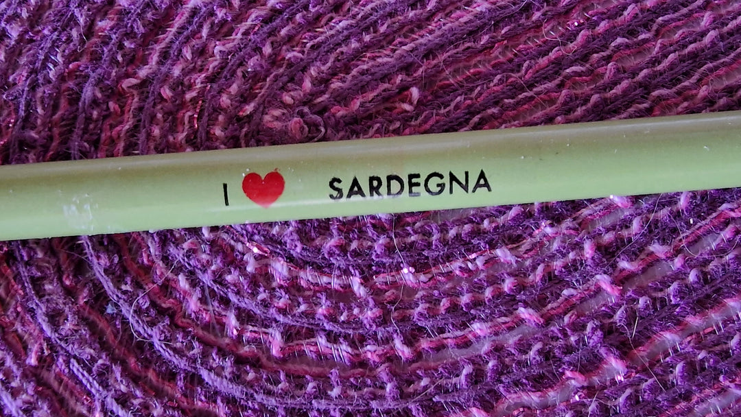 Bleistift für Sardinien Fans . Grün mit Beschriftung "I love Sardegna "und Schaf Spitze
