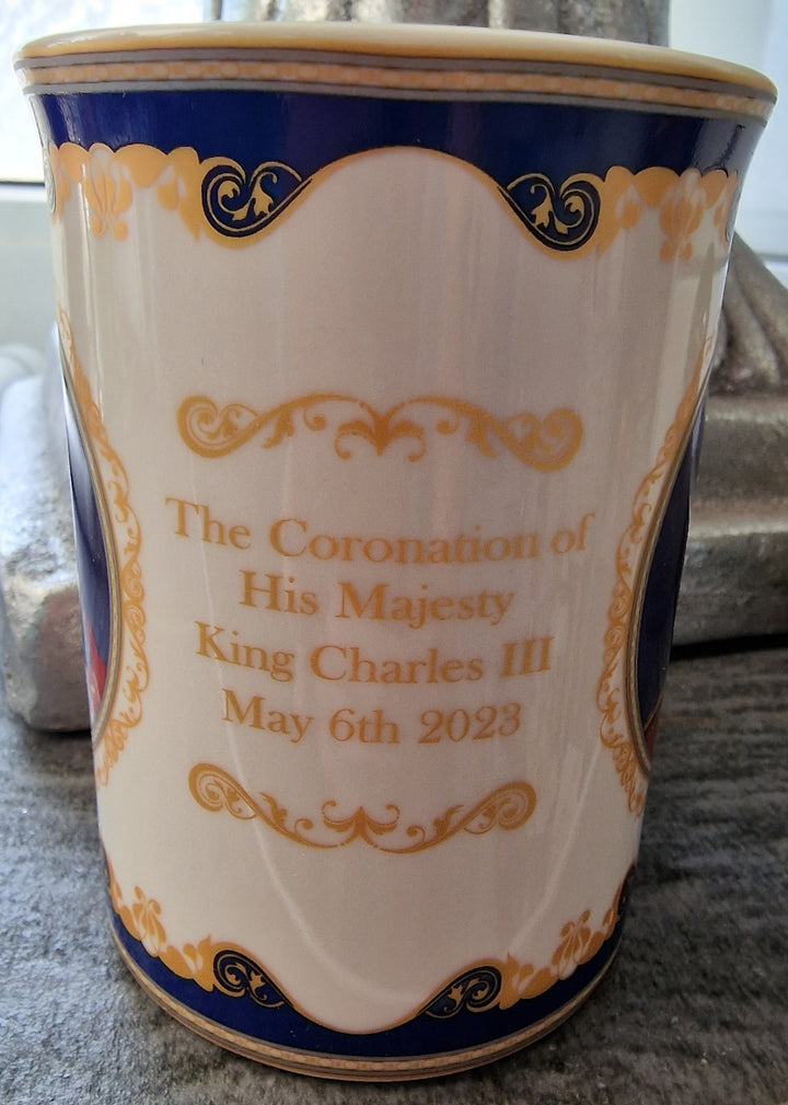 Tasse mit King Charles III. -Motiv. Royal Heritage, royalblau