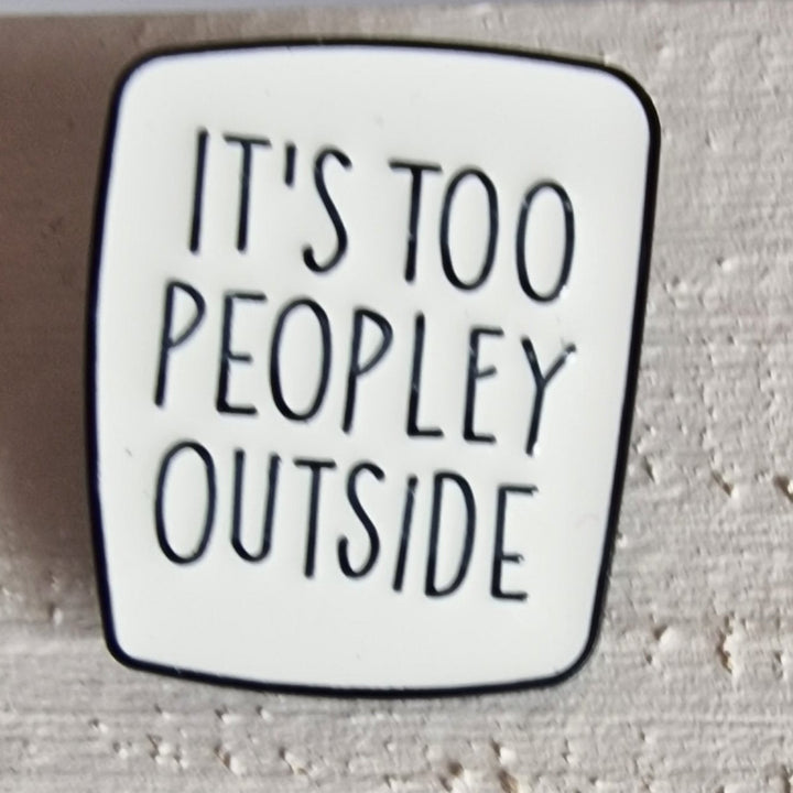 Brosche/Pin/Anstecknadel, "It's too peopley outside"", Emaille. weiß 