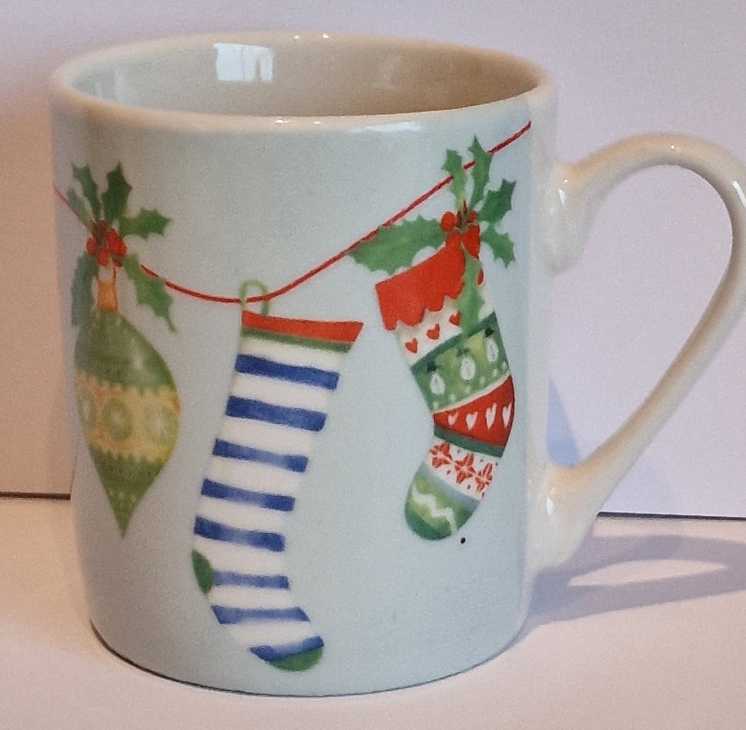 Espressotasse aus Porzellan mit Weihnachts-Motiv "Stockings, Mistelzweig,Kugeln"