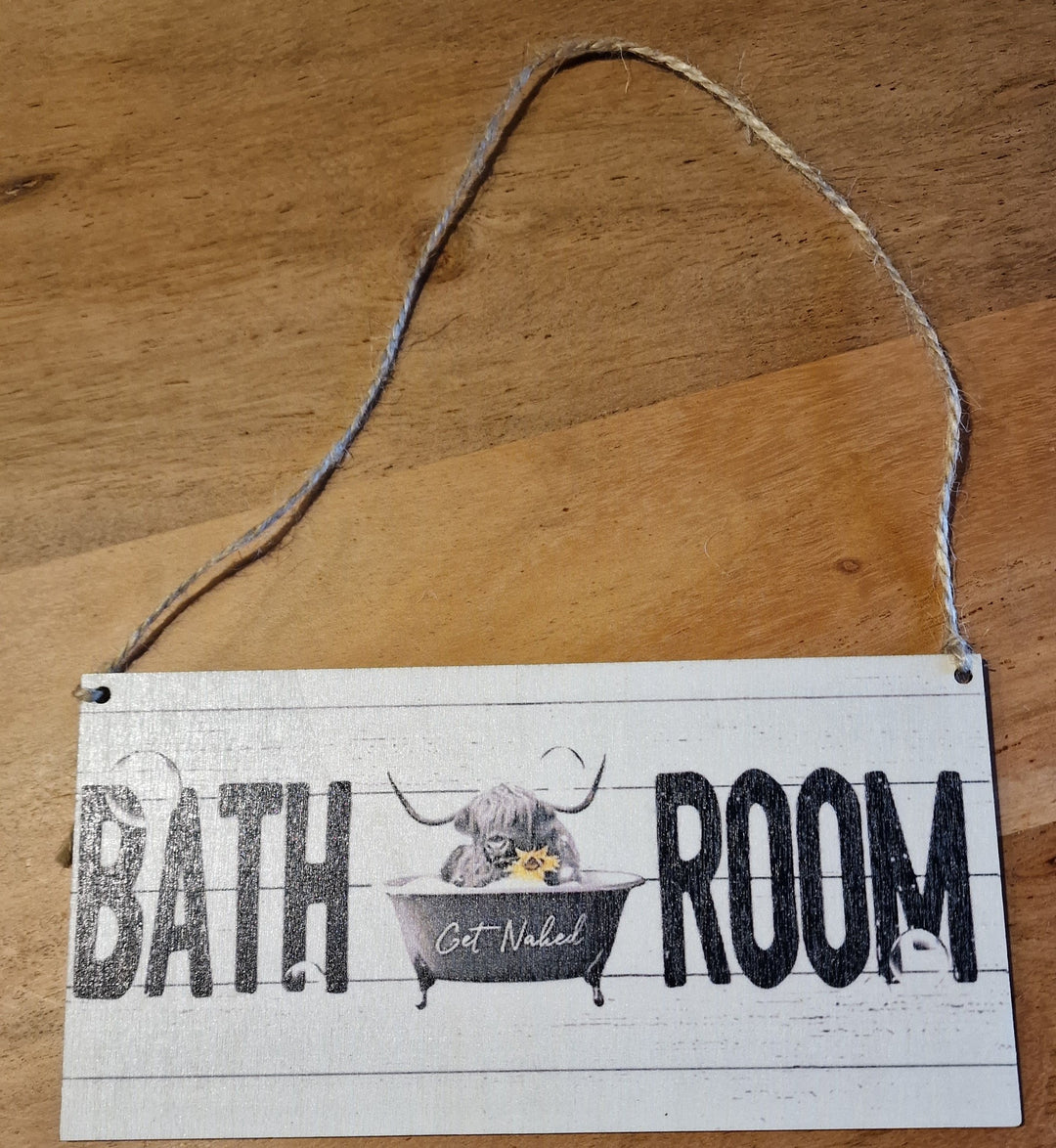 MDF-Schild mit lustiger Highland cow in Badewanne