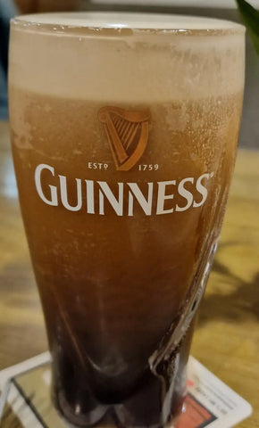 Guinness zu Hause. Warum lieber aus der Dose statt aus der Flasche ?