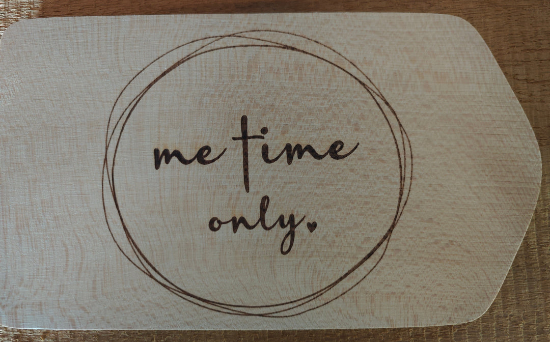 Frühstücksbrettchen, Holz ,
Mit eingebrannter Beschriftung : "me time only"