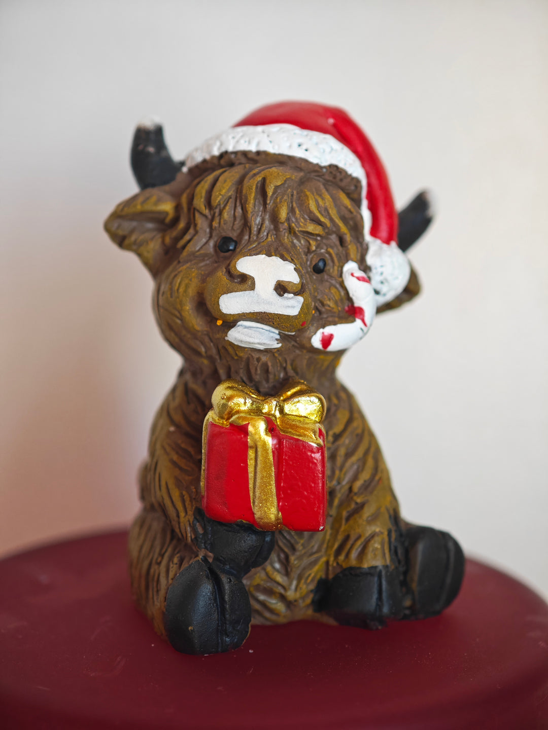 Deko Figur Highland Cow weihnachtlich
