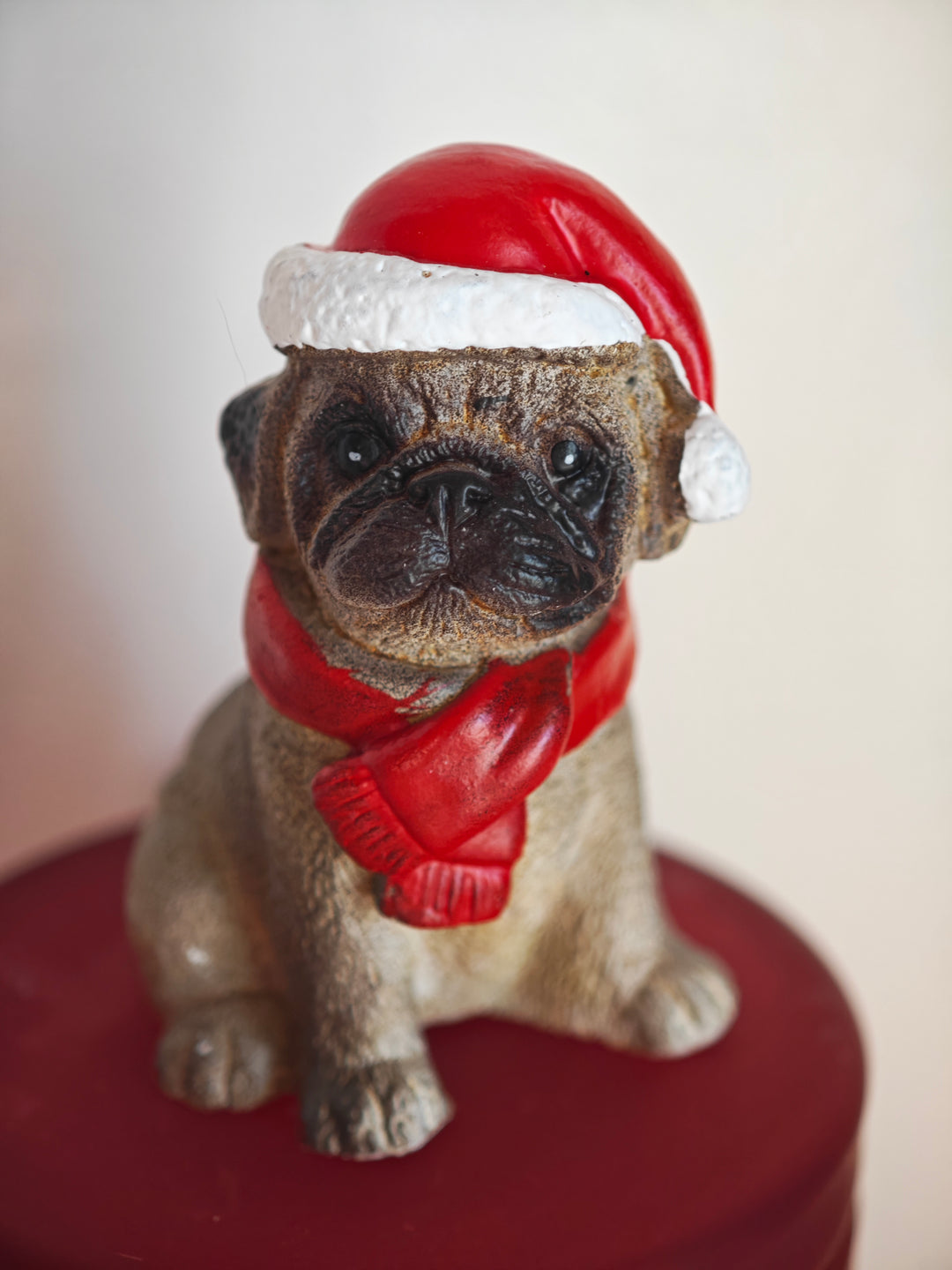 Deko Figur "Mops", weihnachtlich