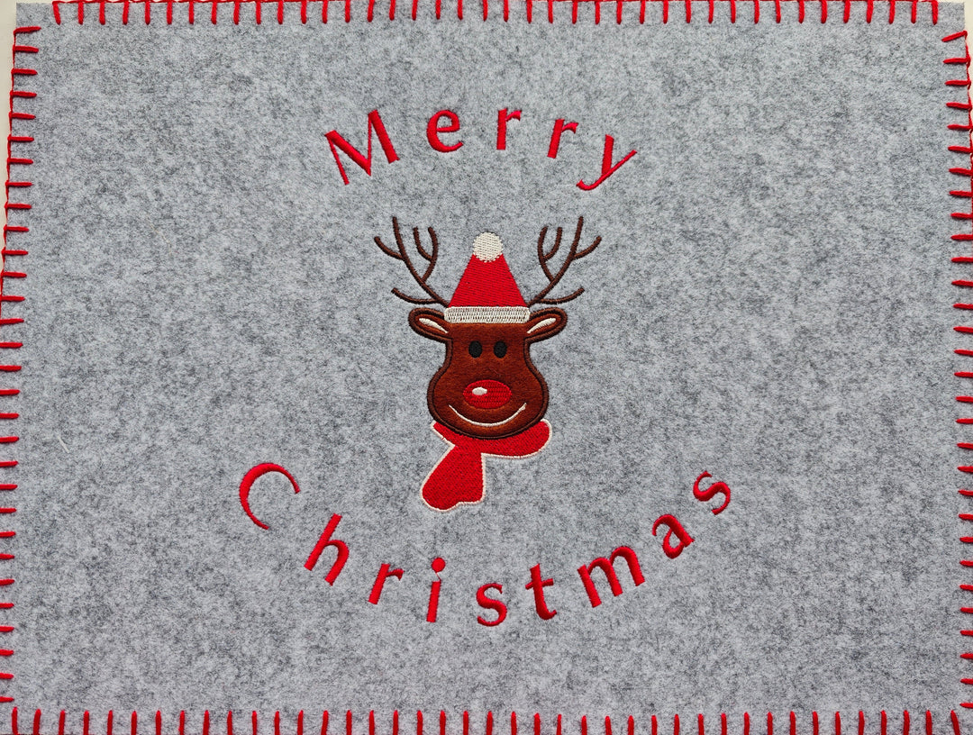 Tisch Set "Elch
mit lustigem Elch - Motiv
Größe : ca. 30cm x 40 cm
Filz.