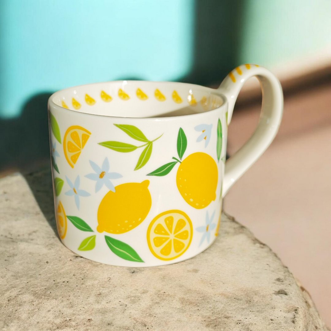 Tasse mit Zitronen-Motiv