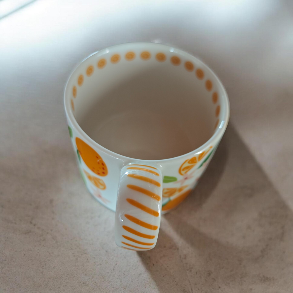 Tasse mit Orangen-Motiv