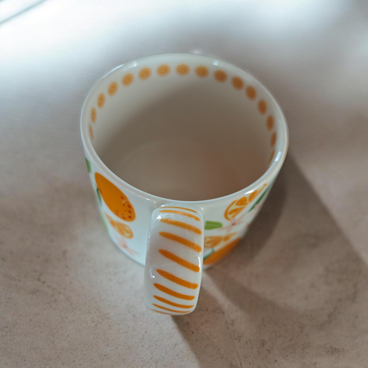 Tasse mit Orangen-Motiv