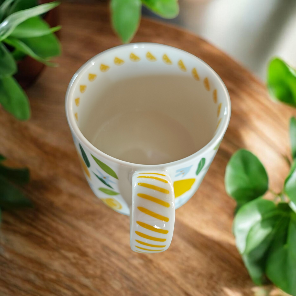 Tasse mit Zitronen-Motiv