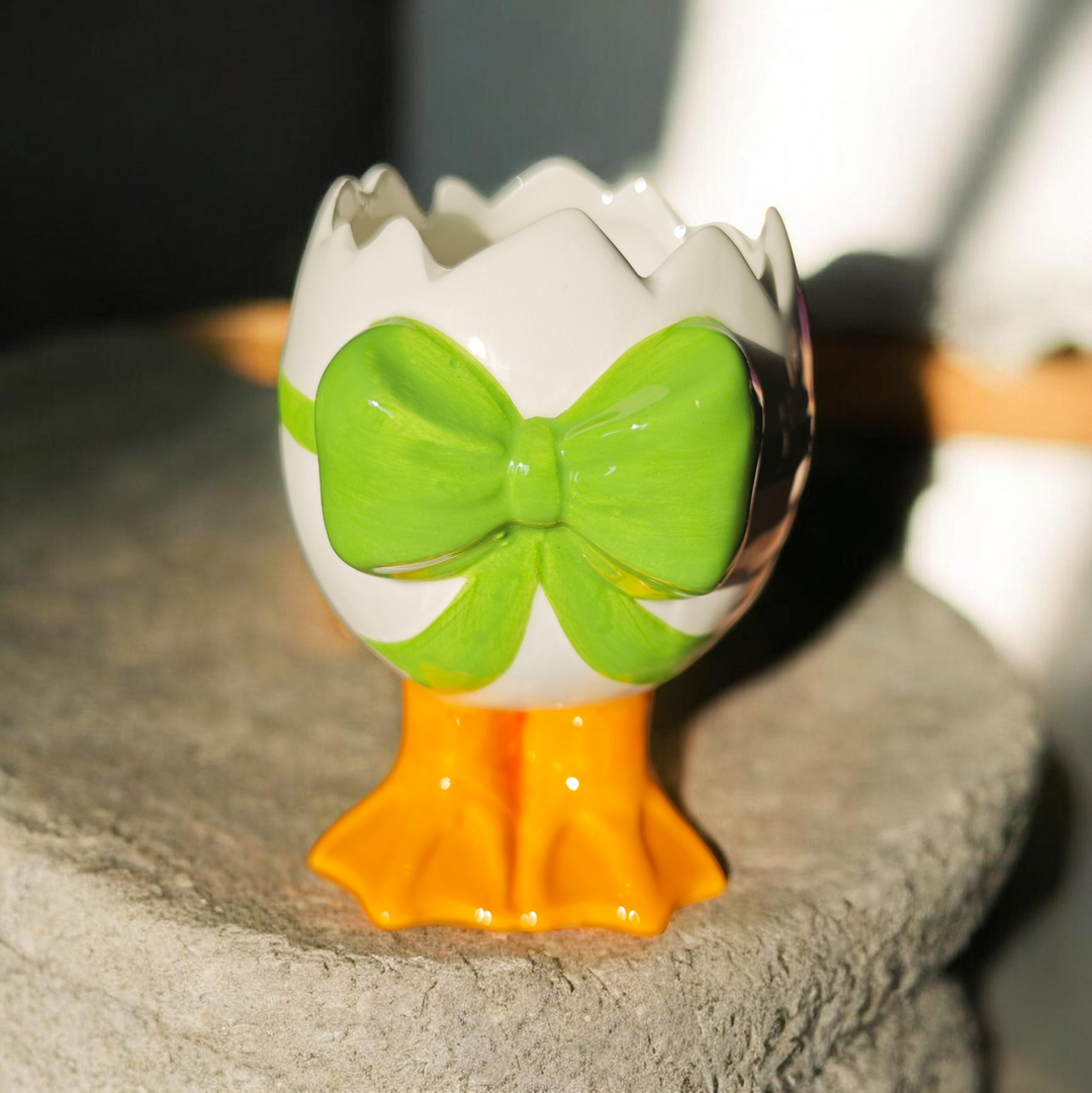 Vase /Blumentopf in Form eines Eierbechers , Keramik mit Füßen und Schleife, grün