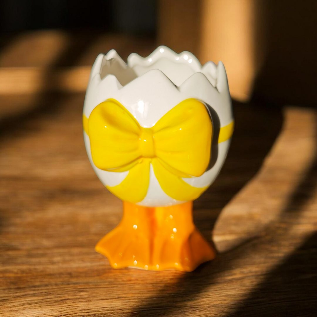 Vase /Blumentopf in Form eines Eierbechers
Keramik mit Füßen und Schleife, gelb.