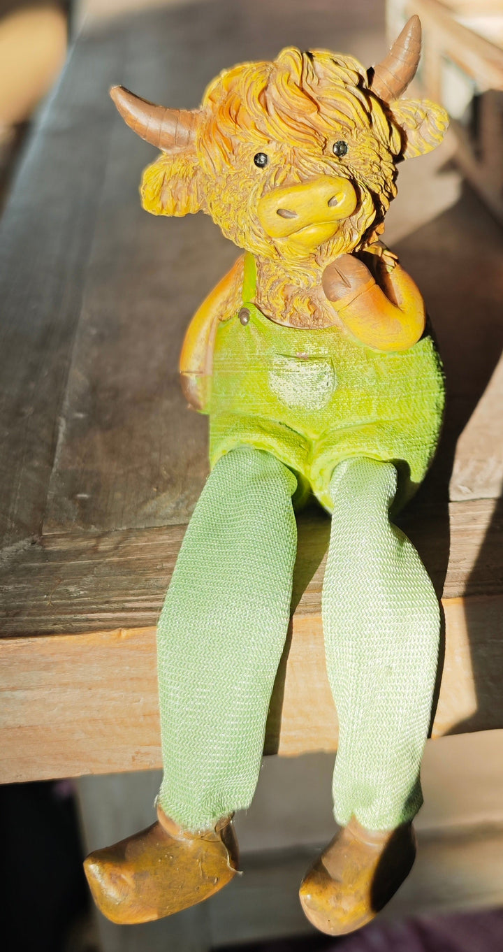 Kantenhocker"Highland Cow mit Latzhose "