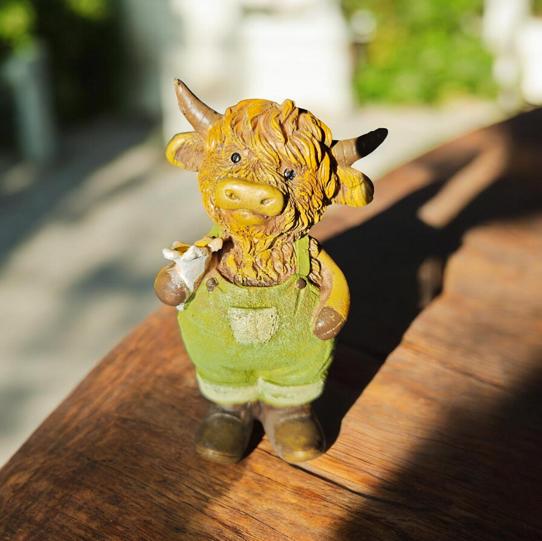 Deko-Figur "Highland Cow mit Latzhose und Blumen"