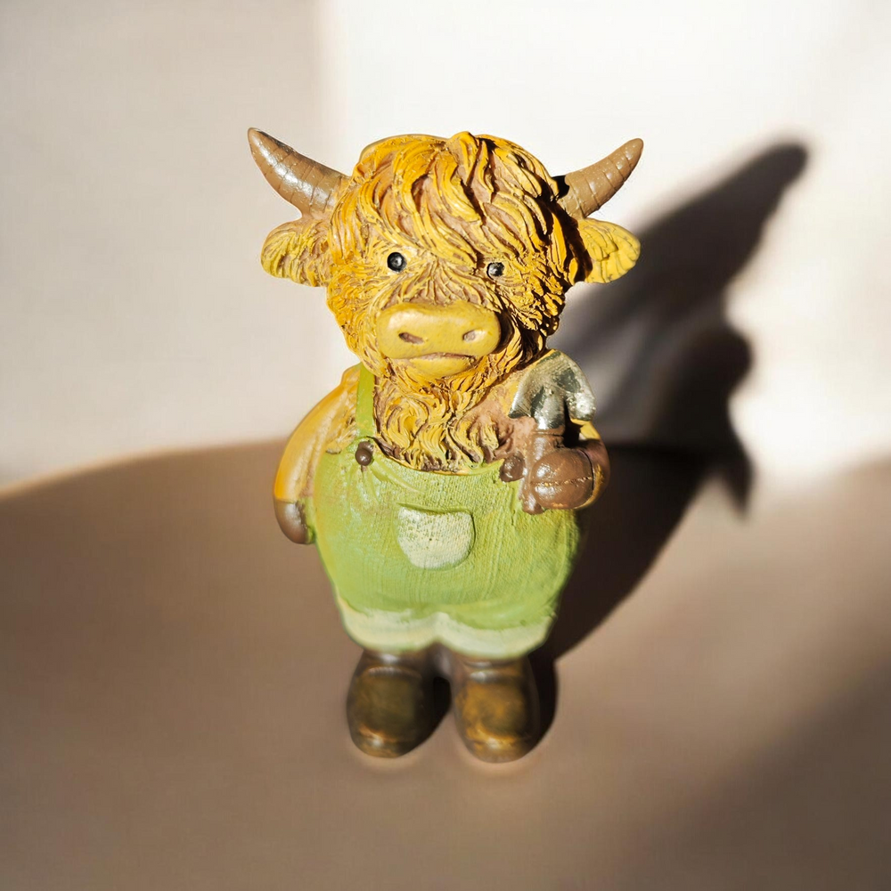 Deko-Figur "Highland Cow mit Latzhose und Schaufel"