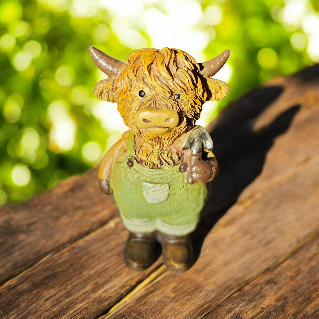 Deko-Figur "Highland Cow mit Latzhose und Schaufel