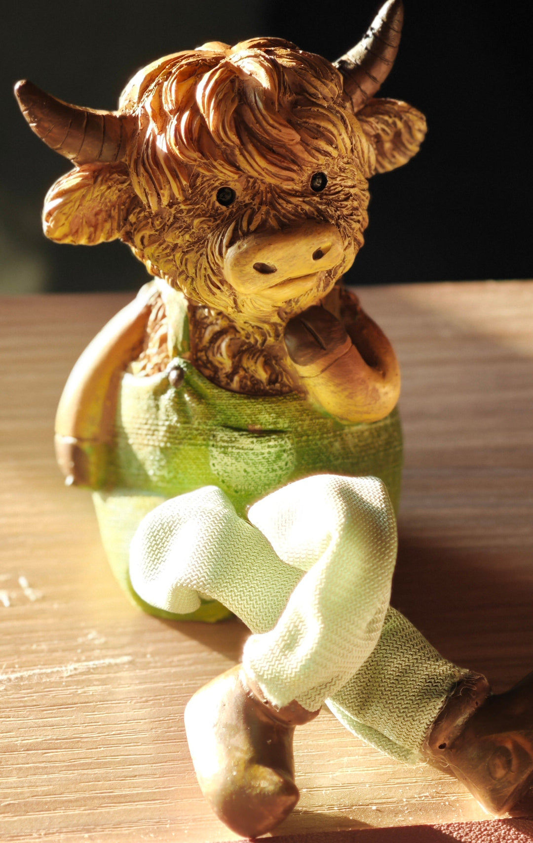 Kantenhocker"Highland Cow mit Latzhose "