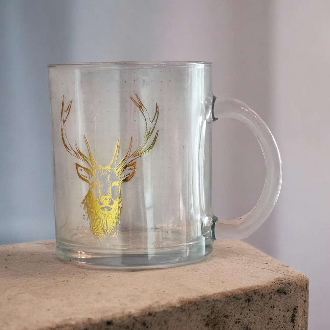 Teeglas mit Henkel und goldenem Hirsch-Motiv
