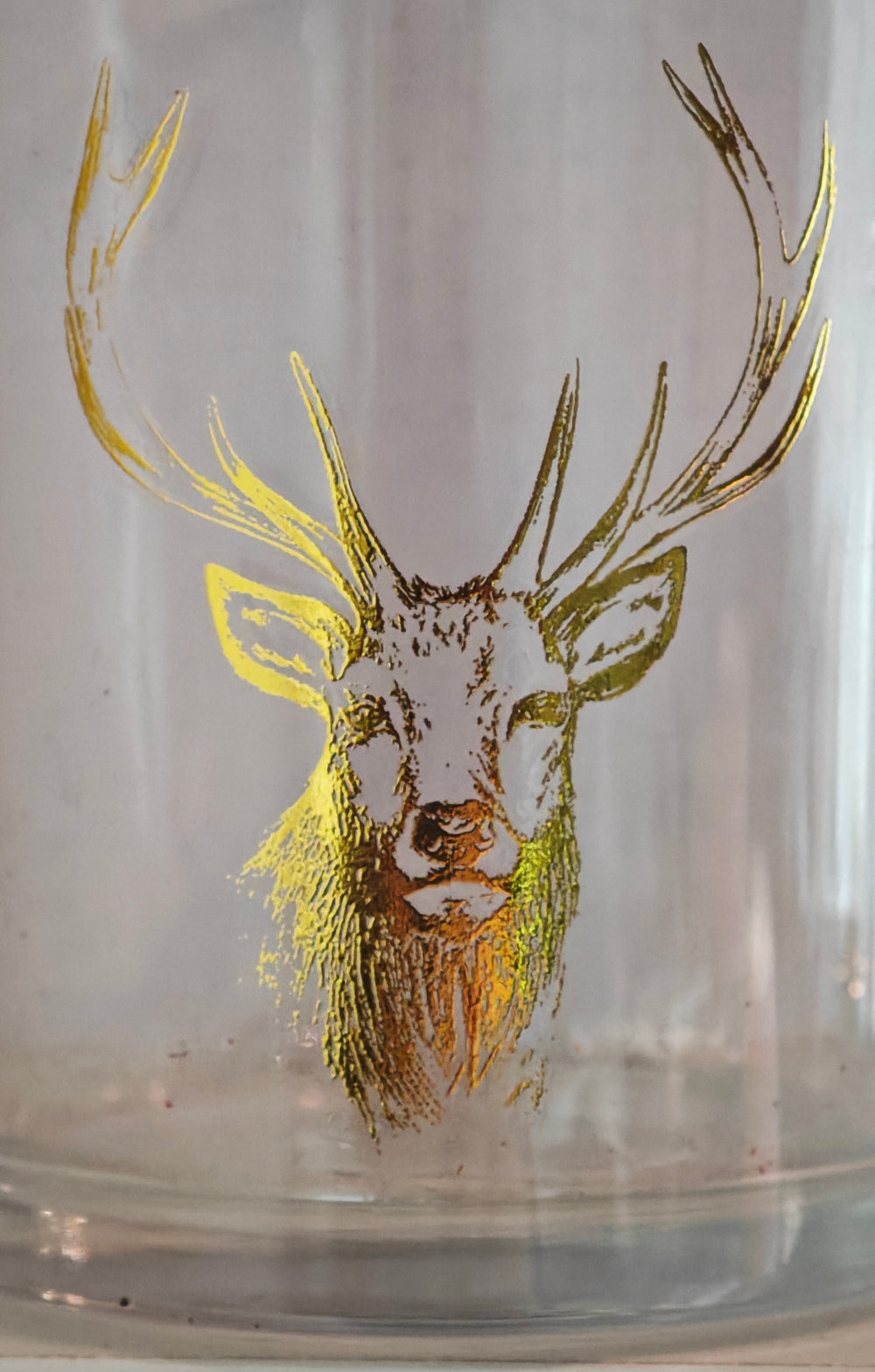 Teeglas mit Henkel und goldenem Hirsch-Motiv