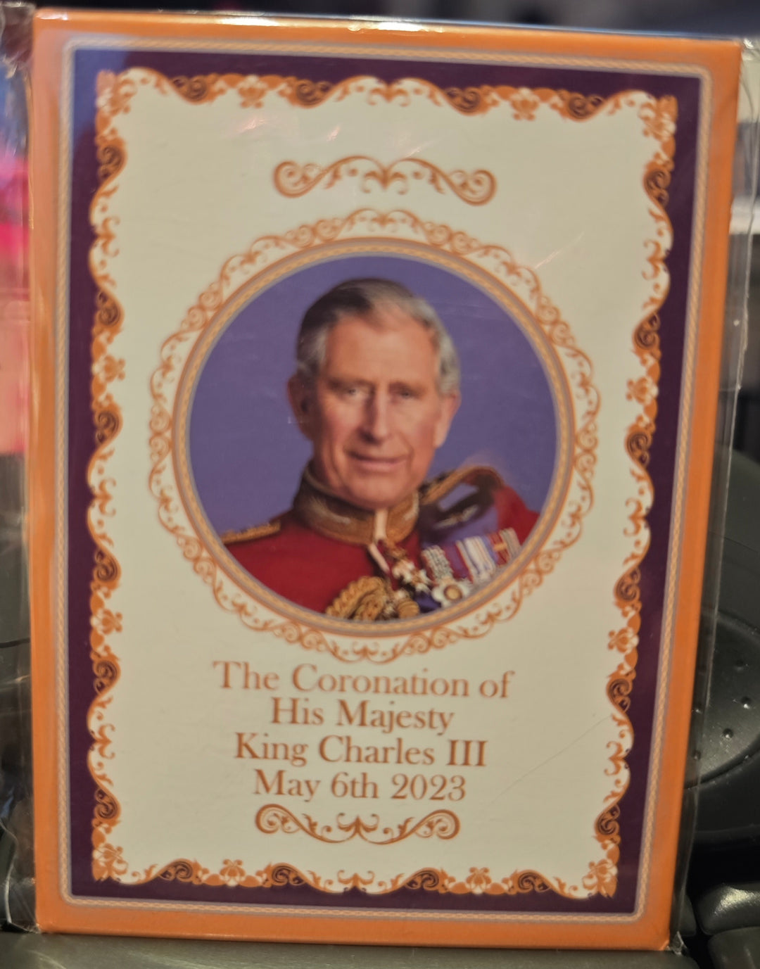 Kühlschrank-Magnet  mit King Charles III. -Motiv., blauer Rand