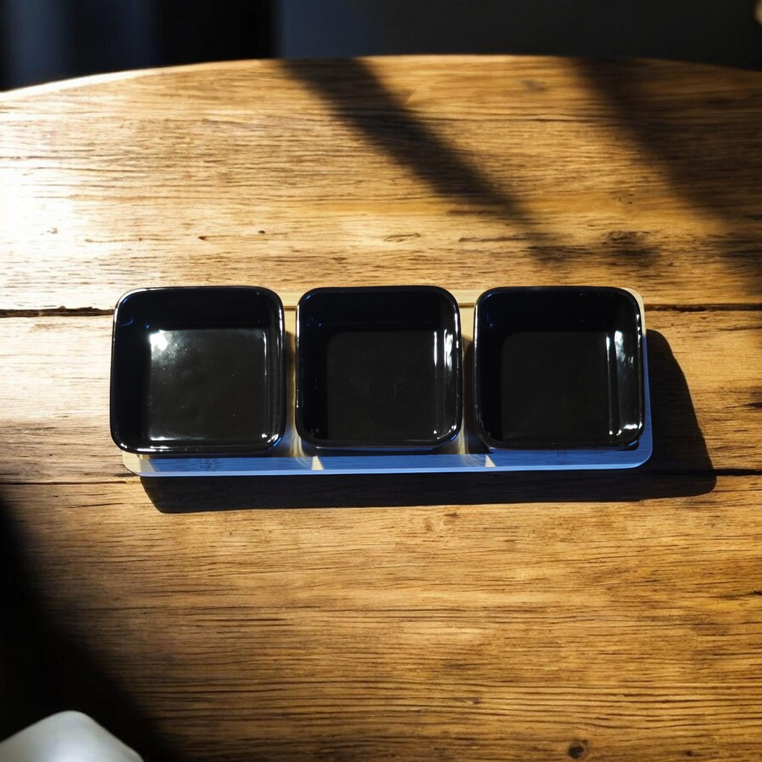 Tablett mit Keramikschalen für Antipasti oder Tapas