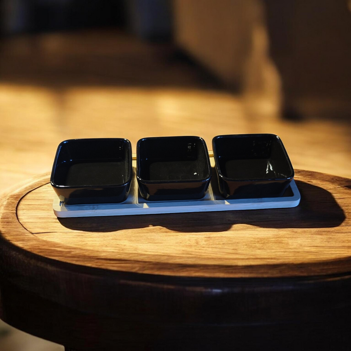 Tablett mit Keramikschalen für Antipasti oder Tapas