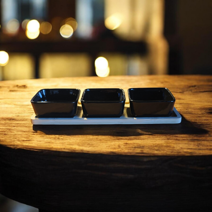 Tablett mit Keramikschalen für Antipasti oder Tapas