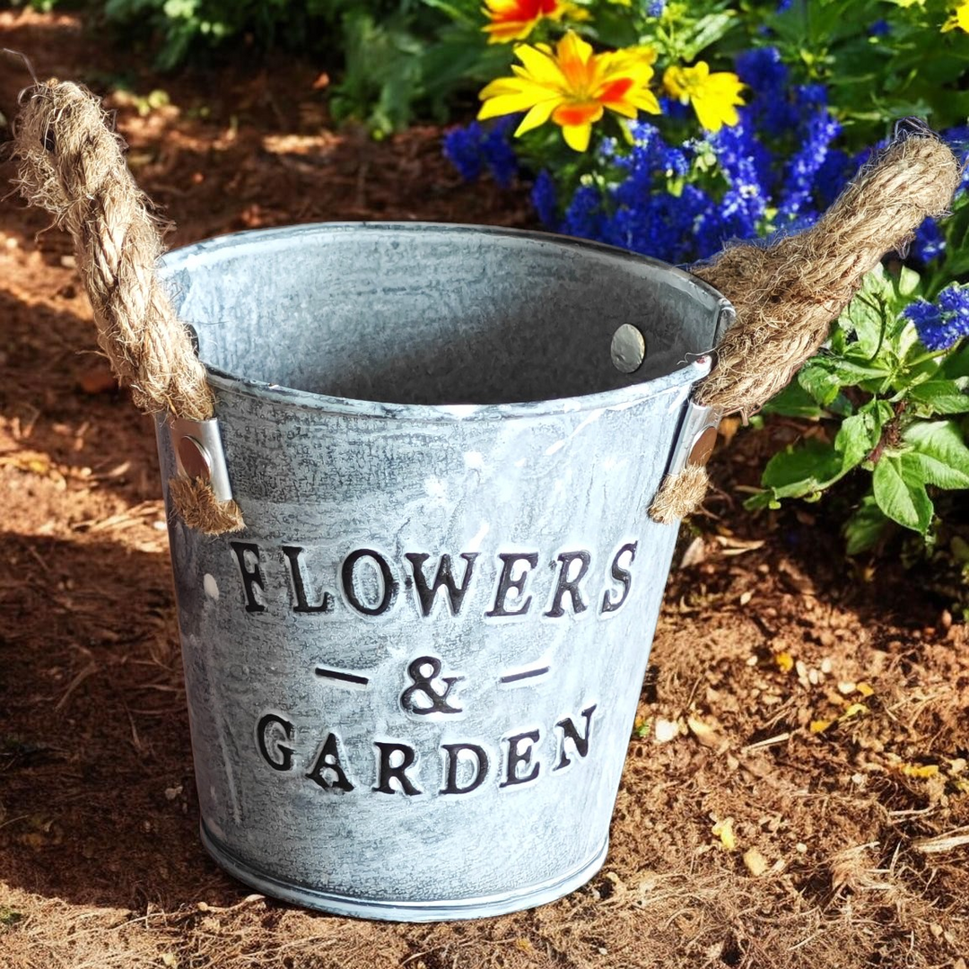 Blech-Pflanz-Übertopf mit Jutehenkel. Beschriftung "Flowers & Garden" , grau