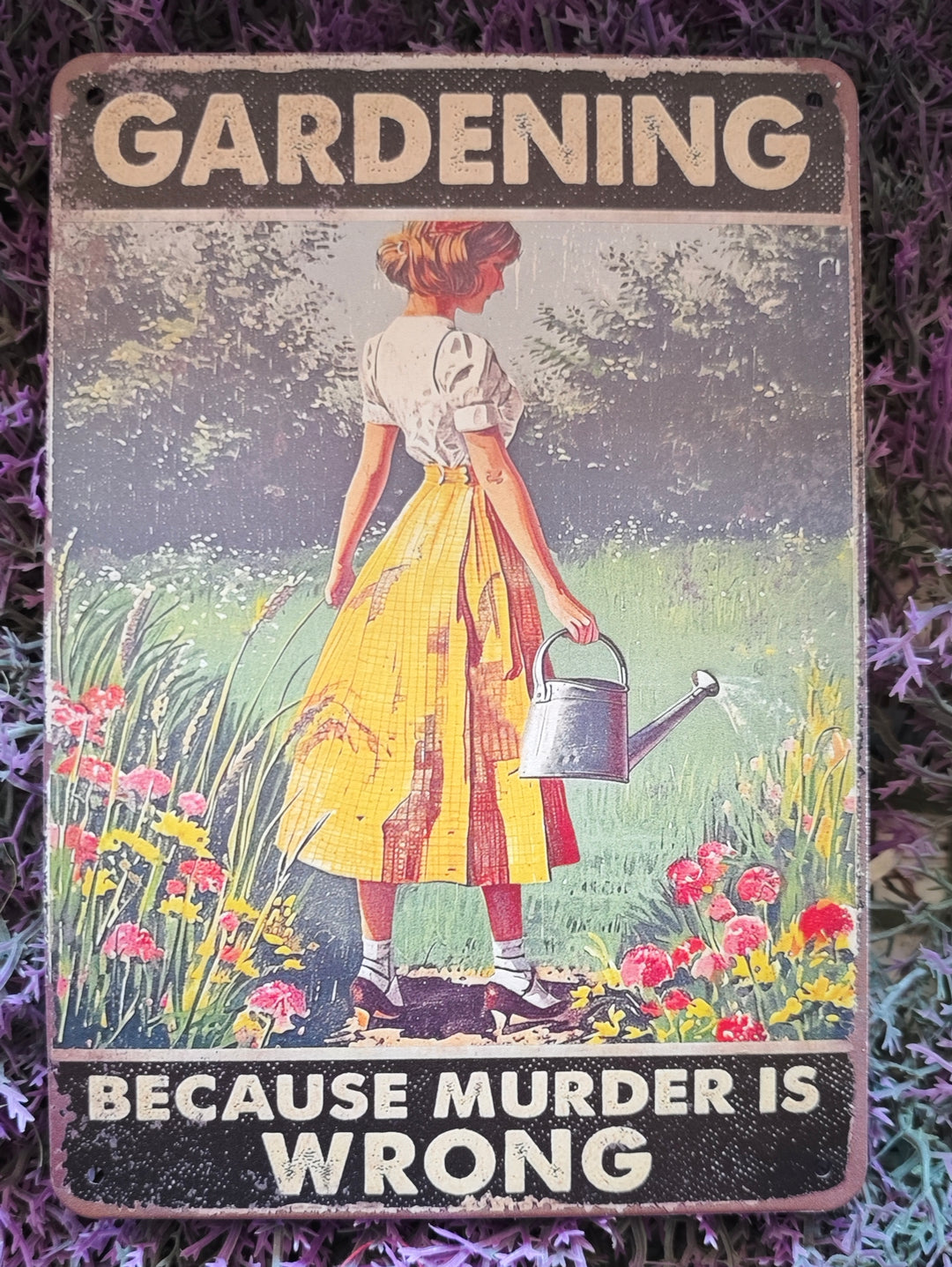 Blechschild " Gardening....because murder is wrong" , Motiv Lady mit Gießkanne