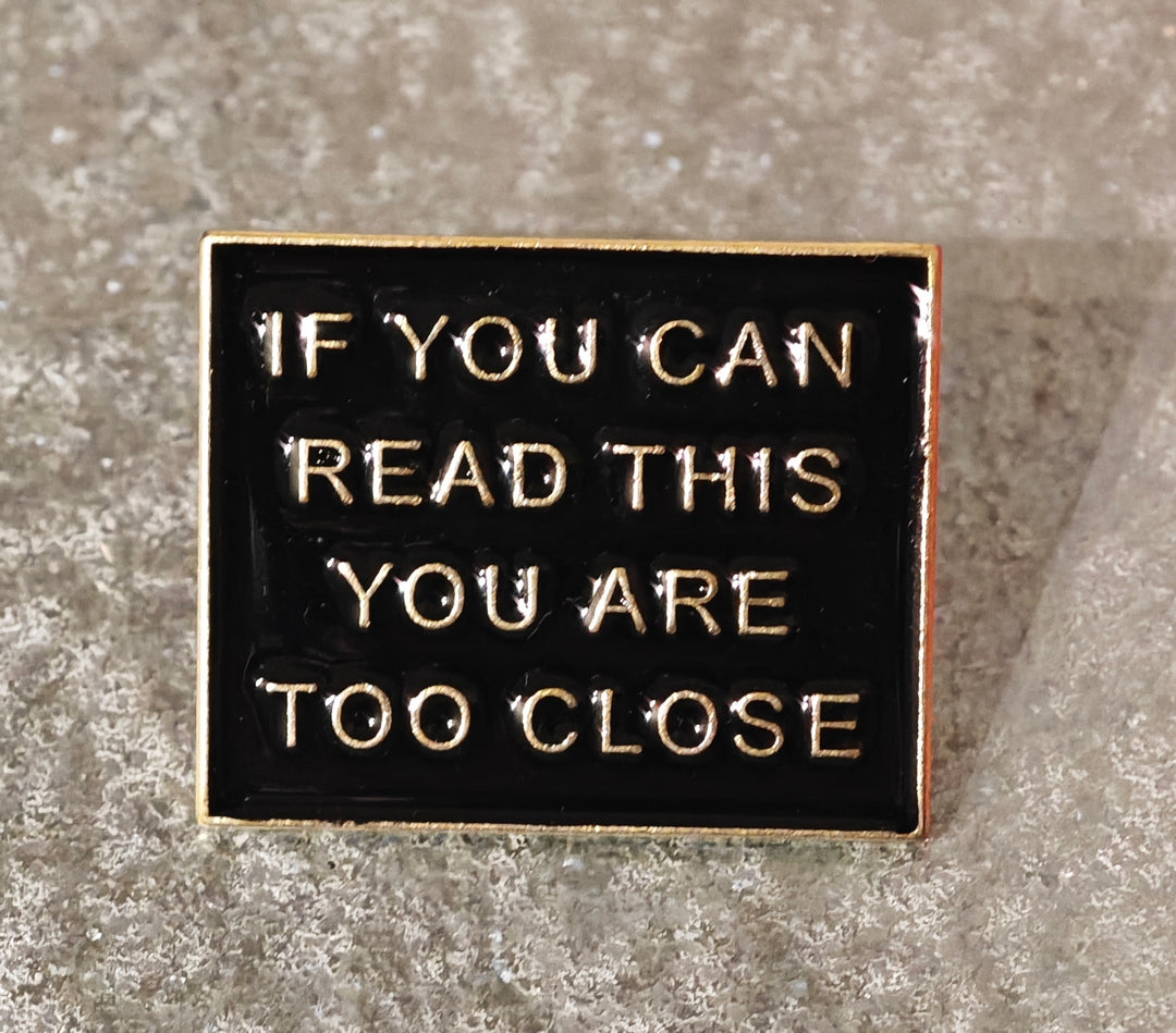 Brosche/Pin/Anstecknadel, "If you can read this....", schwarz