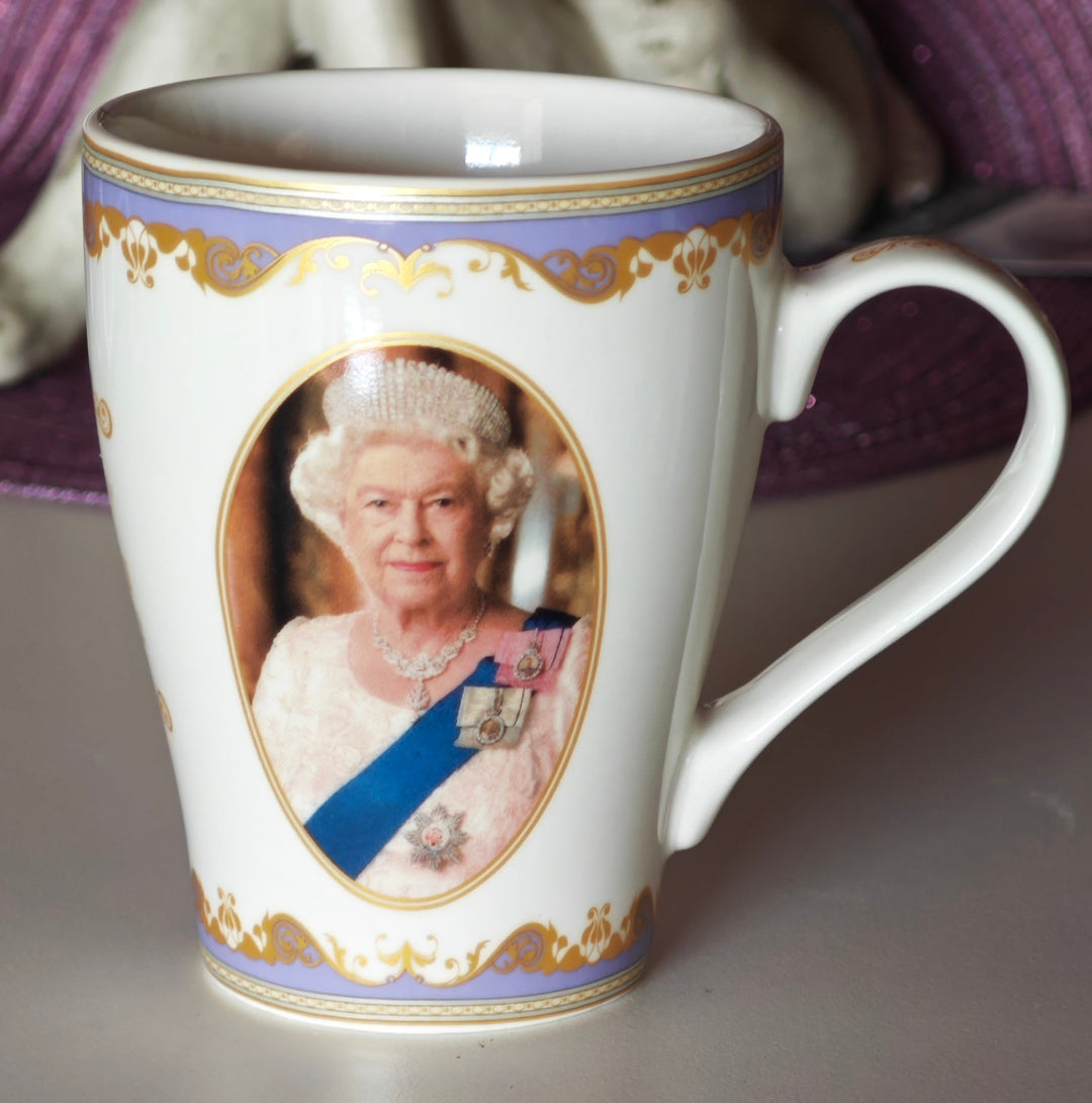 Tasse mit Queen Elisabeth. II.  1926-2022. Royal Heritage. Frontansicht