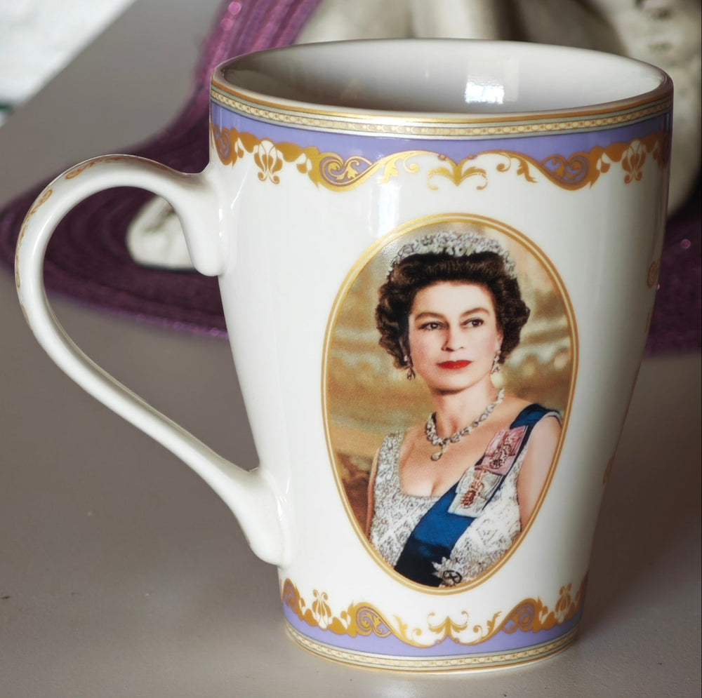 Tasse mit Queen Elisabeth. II.  1926-2022. Royal Heritage. Rückansicht