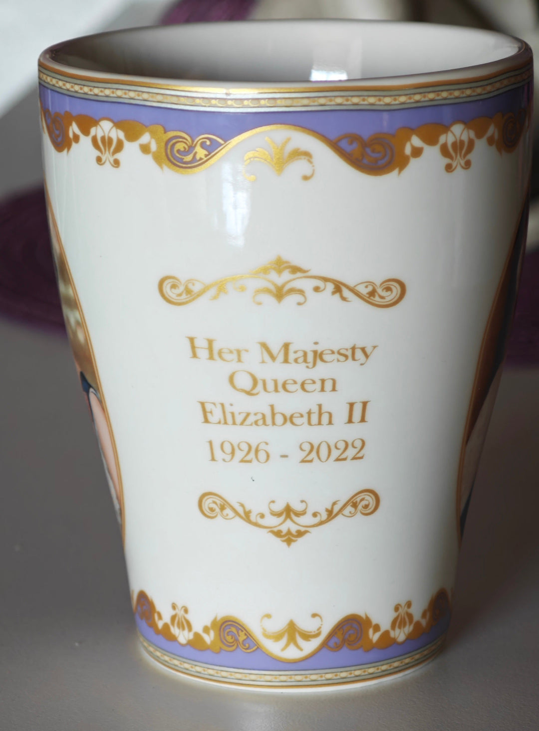 Tasse mit Queen Elisabeth. II.  1926-2022. Royal Heritage.Seitenansicht