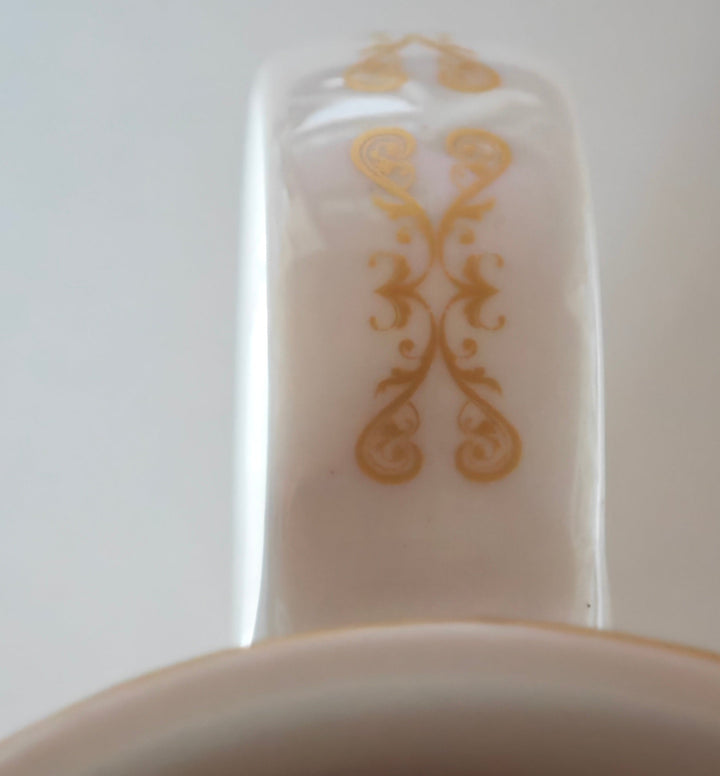 Tasse mit Queen Elisabeth. II.  1926-2022. Royal Heritage. Henkelansicht von oben