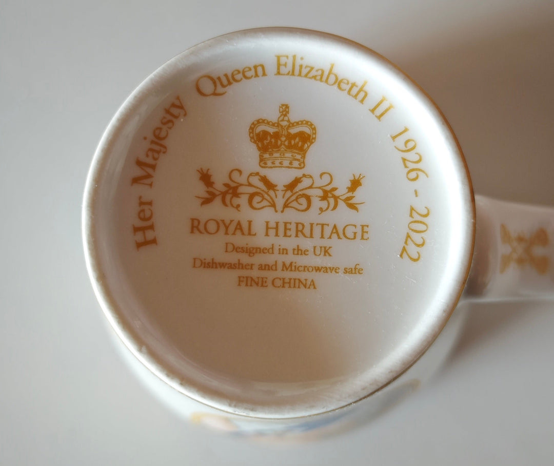 Tasse mit Queen Elisabeth. II.  1926-2022. Royal Heritage.Bodenansicht