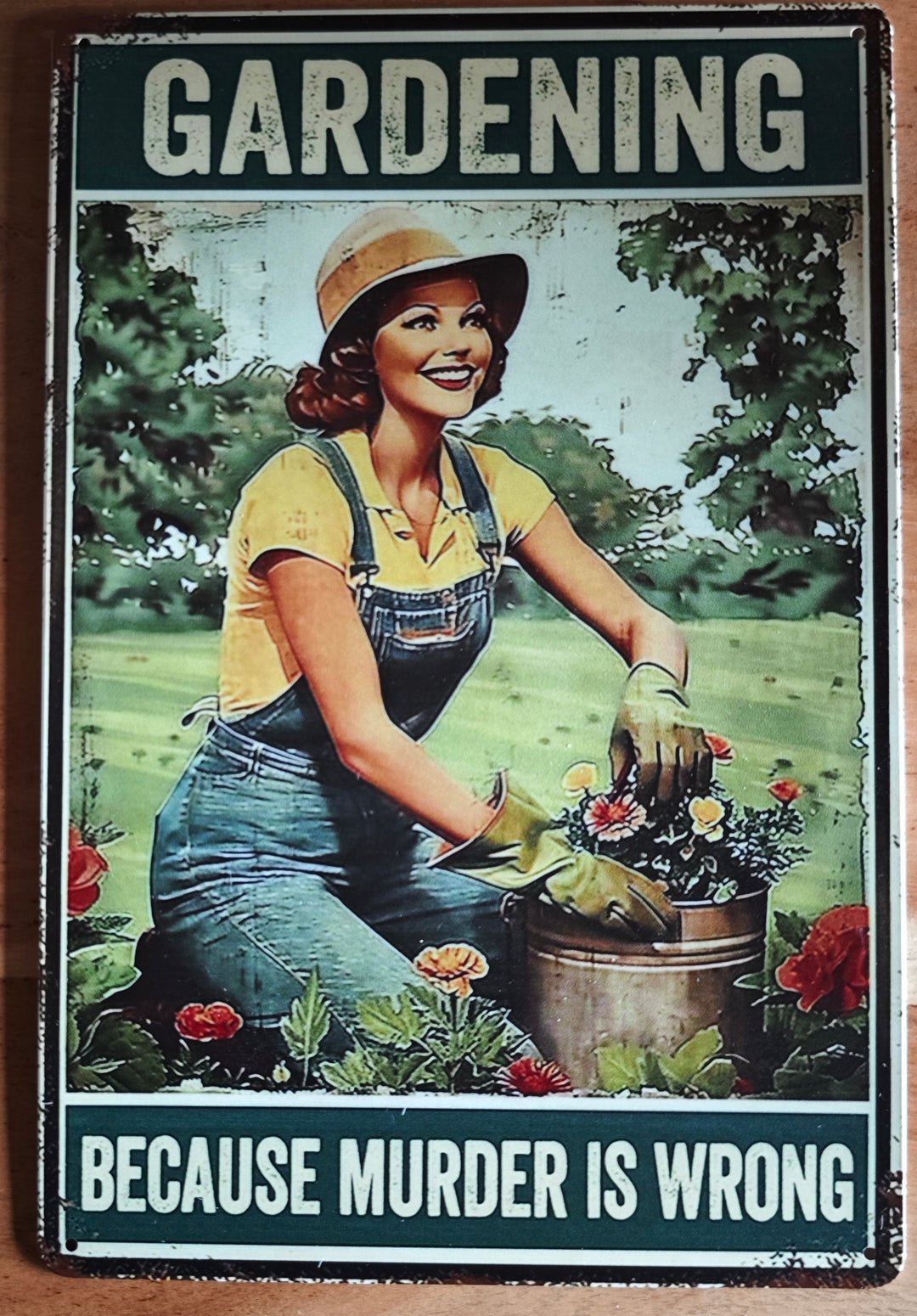 Blechschild " Gardening....because murder is wrong" , Motiv Lady mit Hut , Motiv 2