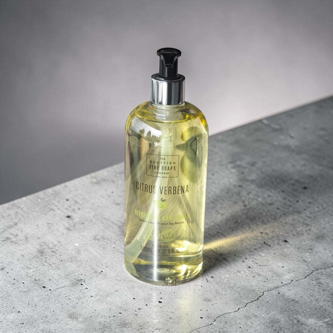 Der erfrischende Duft enthält ätherisches Vetiveröl mit Noten von Bergamotte, Zitrone und Mandarine.